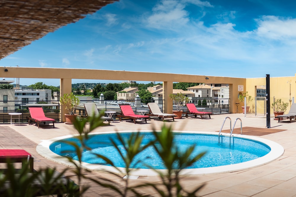 Pool and terrace - Avignon Grand Hotel